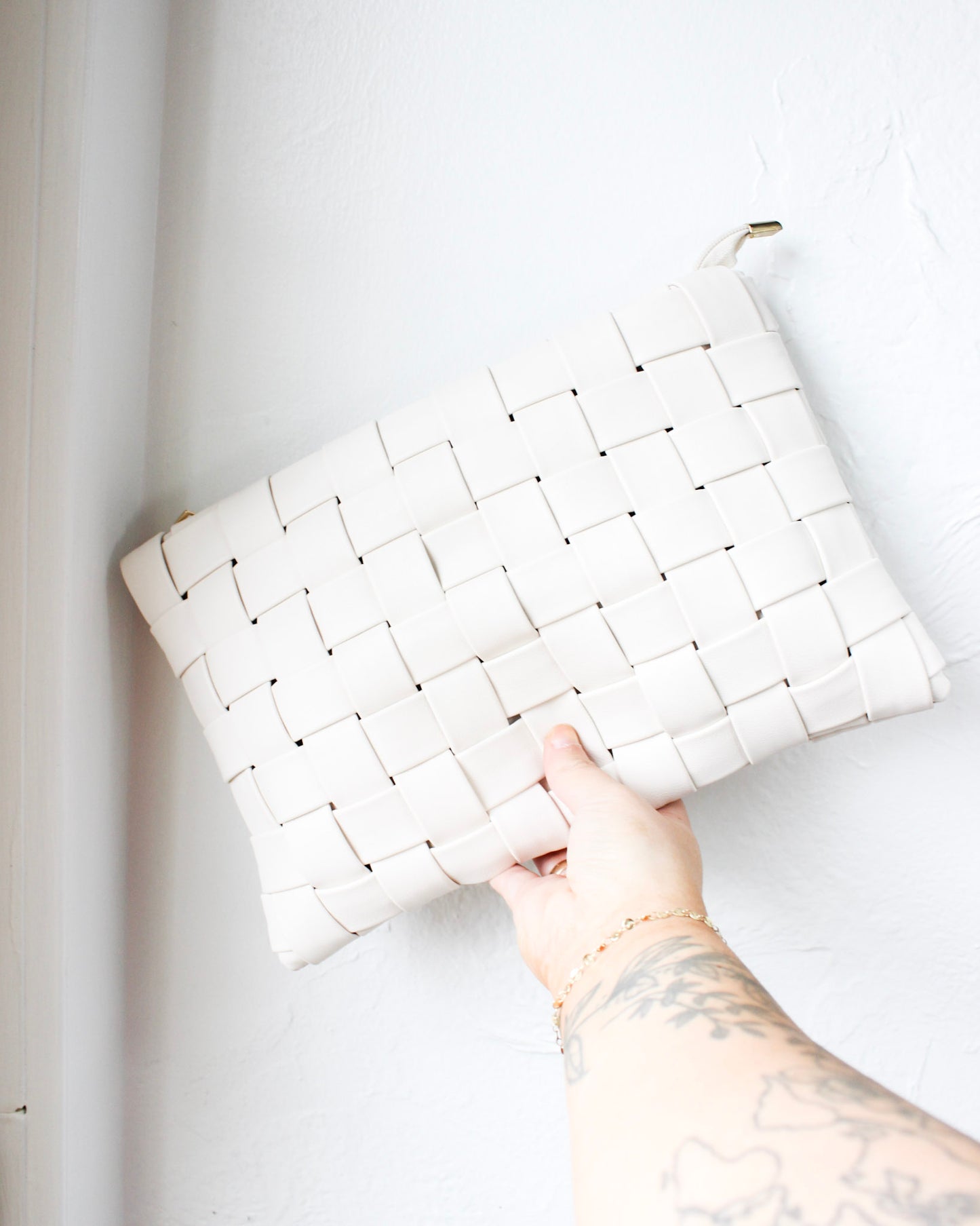 White weaved rectangle clutch or crossbody purse with gold zipper and adjustable strap 