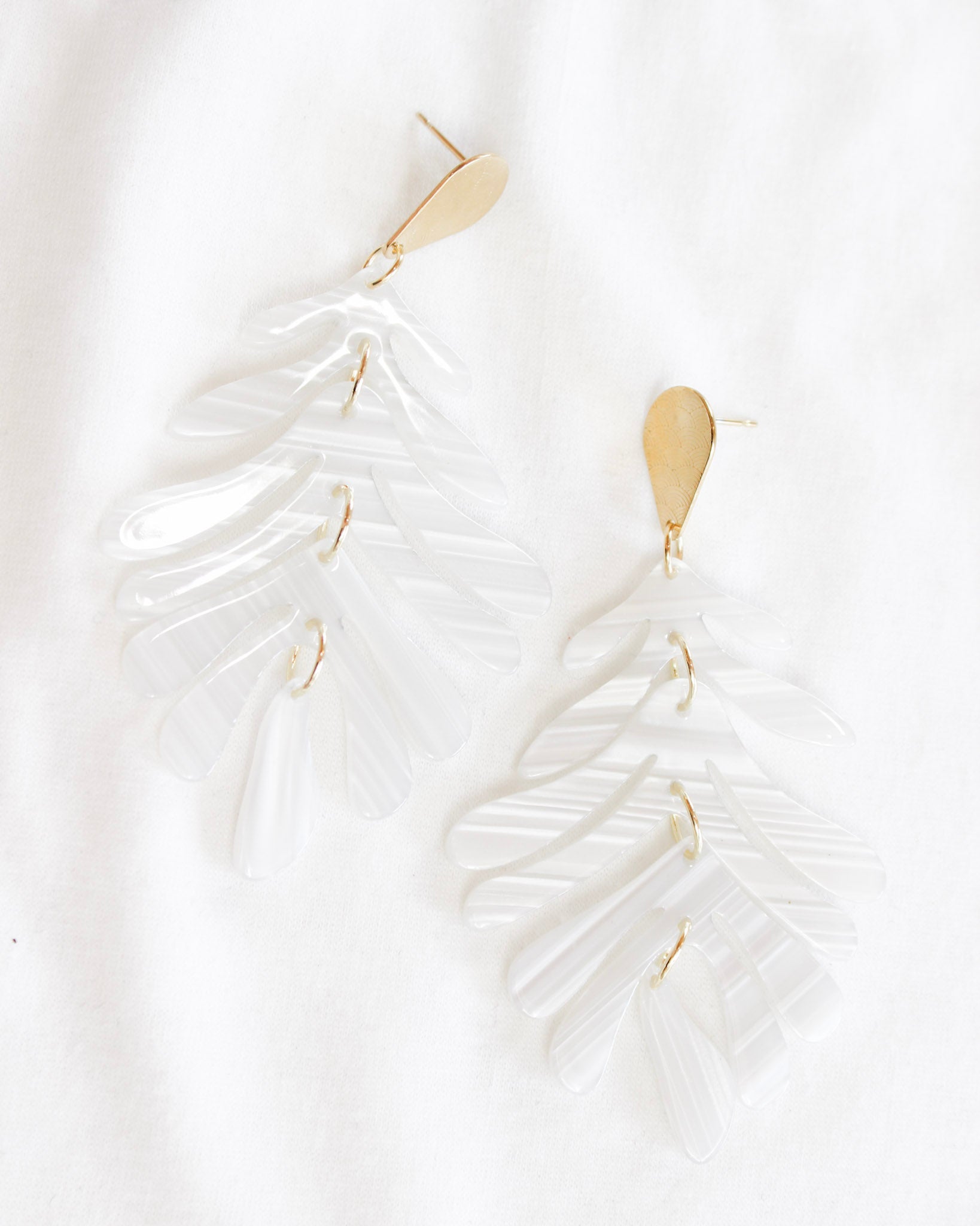 Statment timeless marble palm leaf dangle earrings with gold accents 