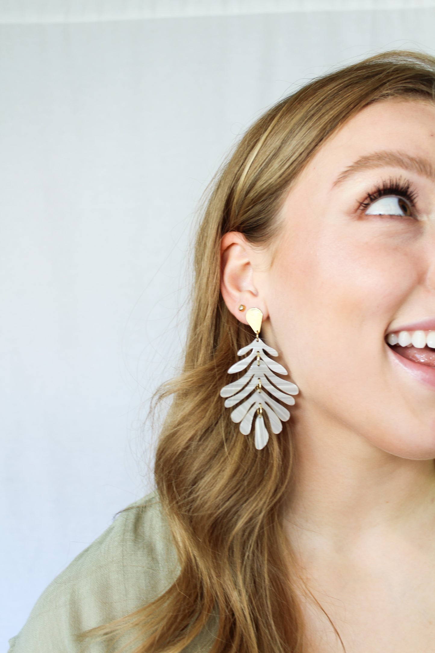 Statment timeless marble palm leaf dangle earrings with gold accents 